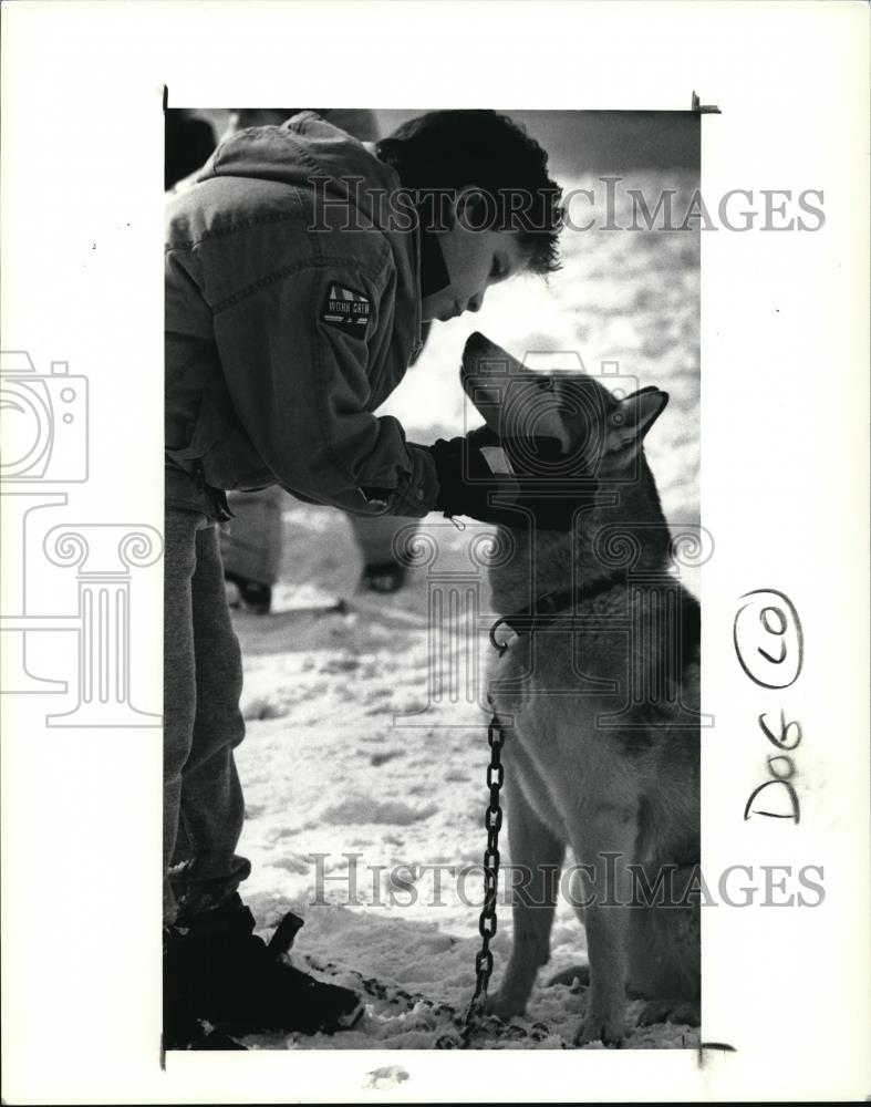 1990 Press Photo Doug Berry Talks with Siberian Husky at Lomond Elementary - Historic Images