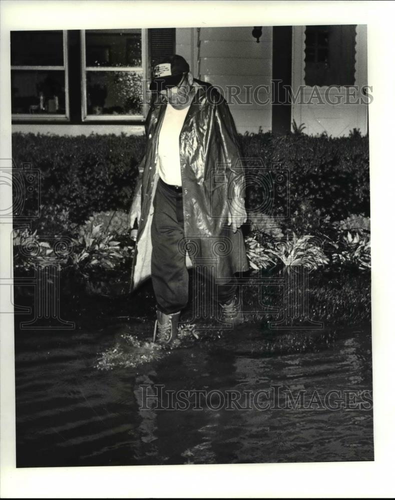 1987 Press Photo Steve Szanger Walks Flooded Lawn of Highland Heights Home - Historic Images