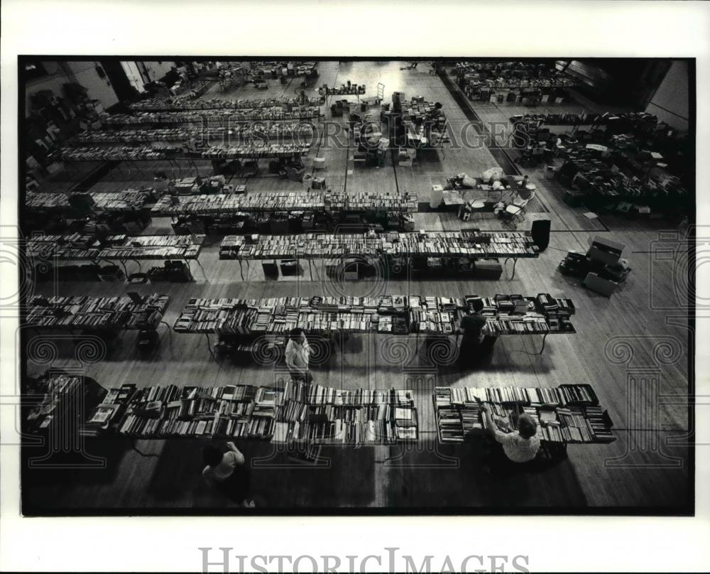 1987 Press Photo Annual Book sale at CWRU at the Adelbert Gym. - cva57273 - Historic Images