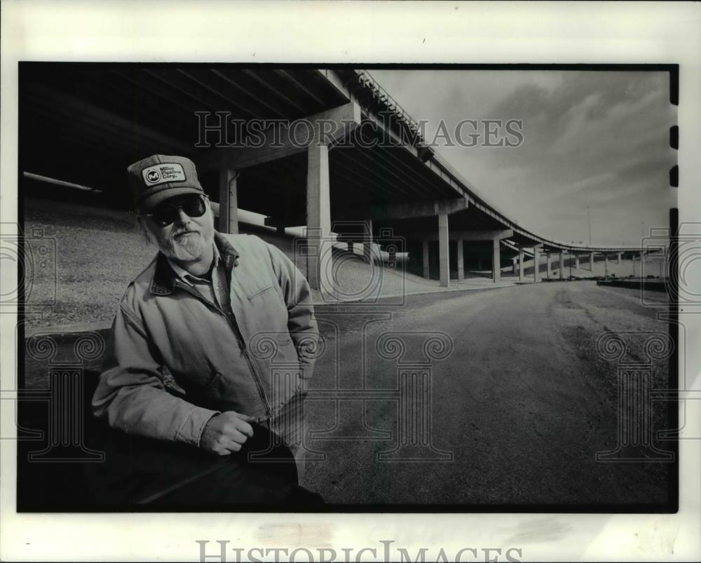 1990 Press Photo Project Engineer Timothy Sopenski poses next to the I490 bridge - Historic Images