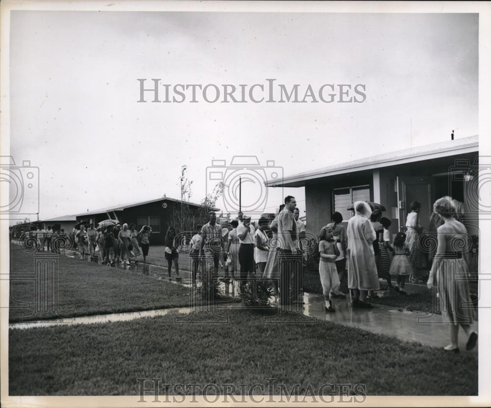 1954 Press Photo line forms to buy 6 model homes in Coral City Florida - Historic Images