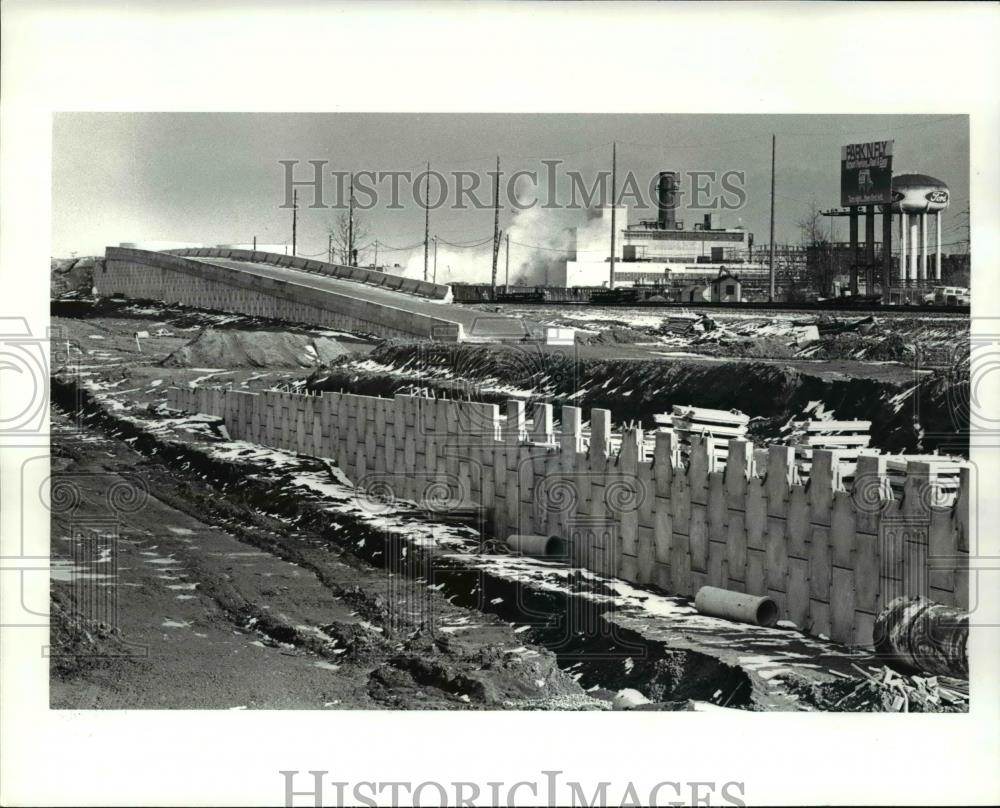 1986 Press Photo The construction on the Berea Freeway at Hopkins Airport - 477 - Historic Images