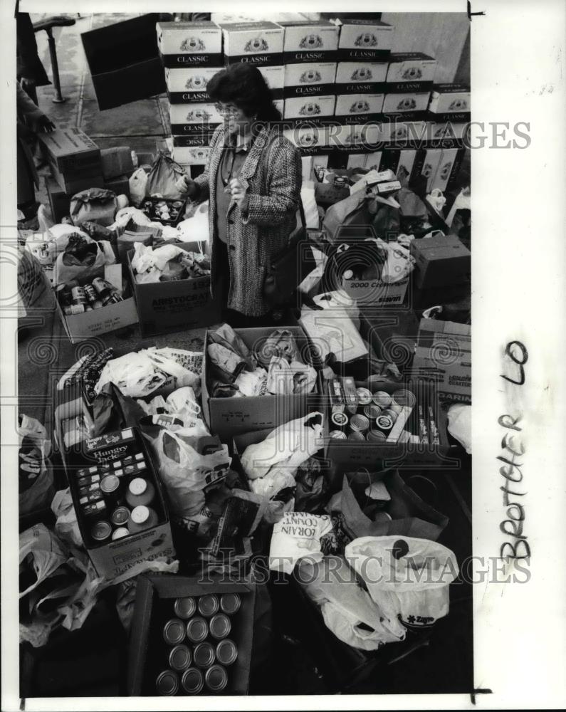 1989 Press Photo Paula Ruiz of the Eastside Spanish Task Force wades in the - Historic Images