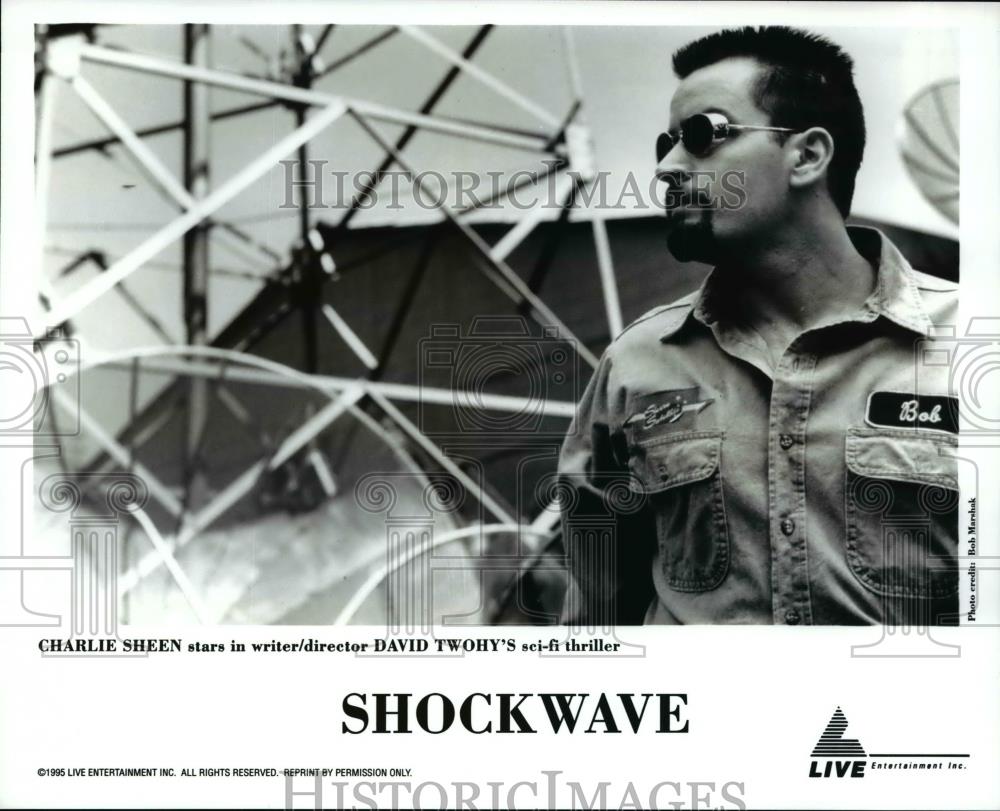 1995 Press Photo Charlie Sheen in Shockwave - Historic Images