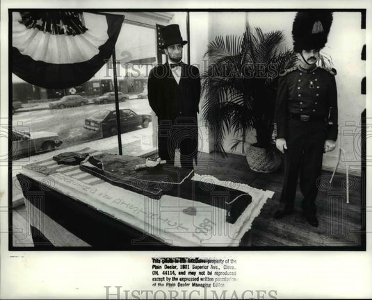 1989 Press Photo Mike Davis as Abe Lincoln and Cleveland Gray's Tim Graham - Historic Images