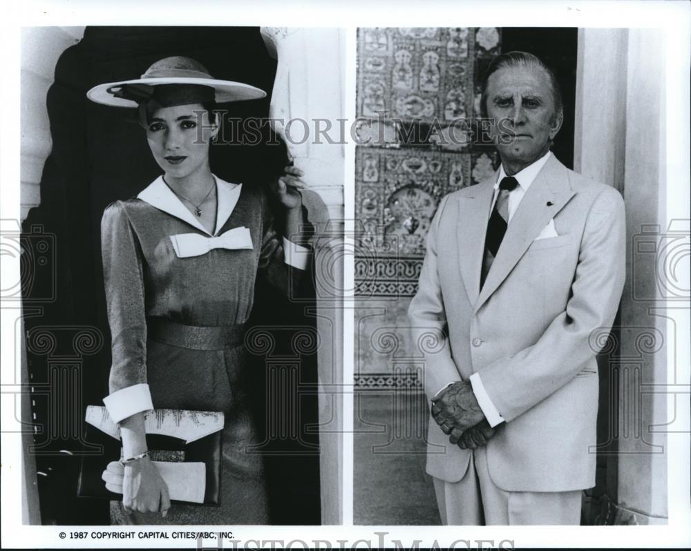 1987 Press Photo Mia Sara &amp; Kirk Douglas in Queenie - Historic Images