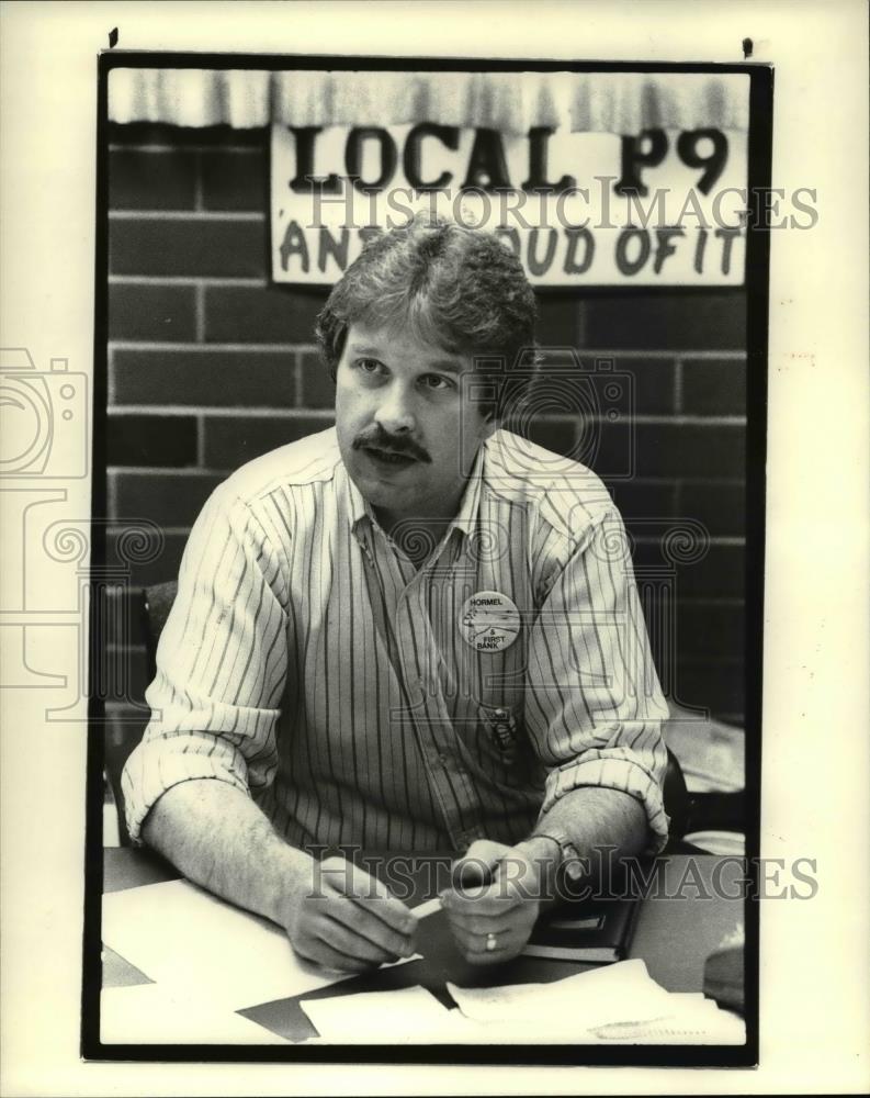 1986 Press Photo James Guyette Local P9 President Talk with the Worker - Historic Images