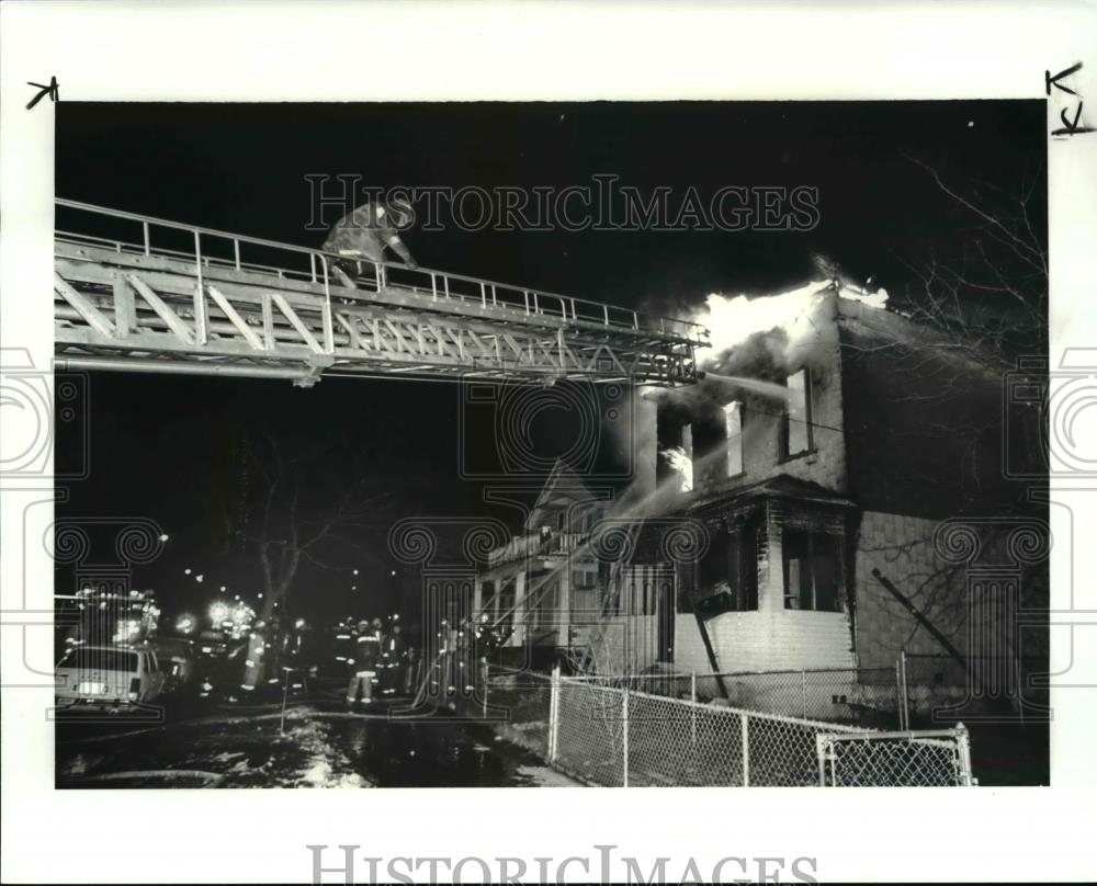 1987 Press Photo Scene of the fire that broke out at 4007 Clinton - Historic Images