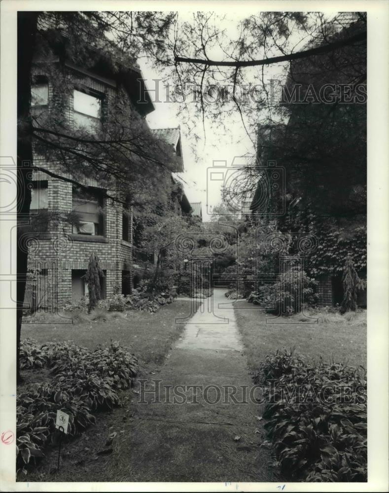 1990 Press Photo Apartment at 2469 Overlook Road - Historic Images