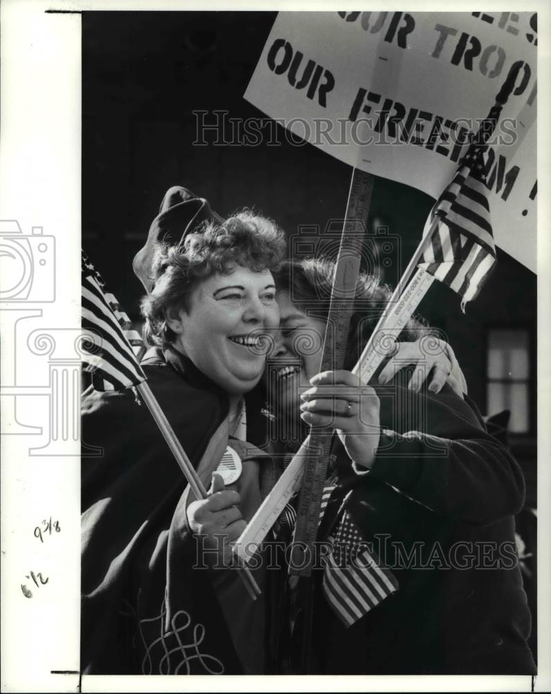 1991 Press Photo Pat Floyd gives hug to Linda Flemming, Navy mother&#39;s - Historic Images