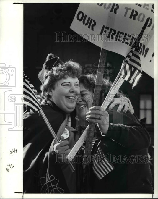1991 Press Photo Pat Floyd gives hug to Linda Flemming, Navy mother's - Historic Images