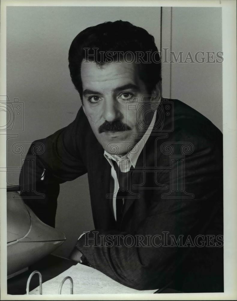 1986 Press Photo Dennis Farina on Crime Story - Historic Images