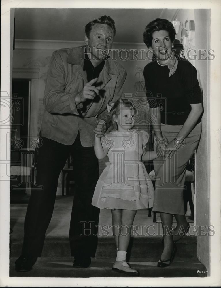 1952 Press Photo Van Johnson & Family - Historic Images