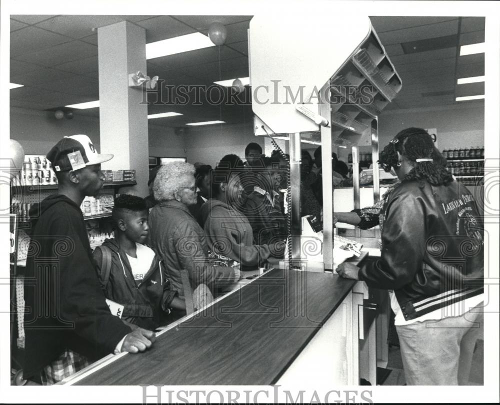 1991 Press Photo Lakeview terrace residents line up to to purchase in the market - Historic Images