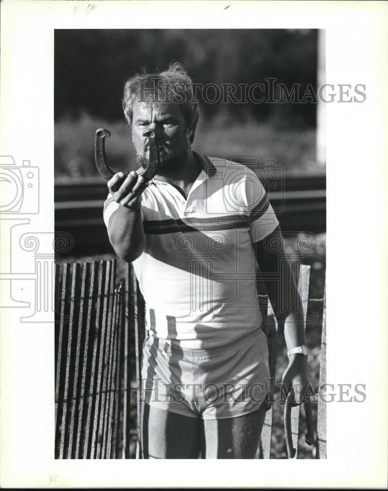 1985 Press Photo Dave Lepisto Plays Horseshoes - Historic Images