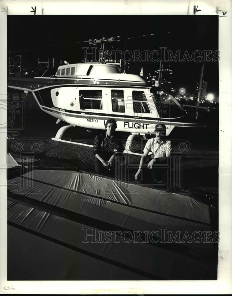 1985 Press Photo Tim ILG and Pilot Tom Di Cresce Placing A Grid in Helicopter - Historic Images