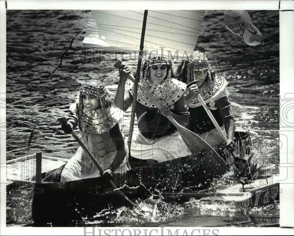 1987 Press Photo The Cairo Hoga Queen race to the end during the River Fest Race - Historic Images