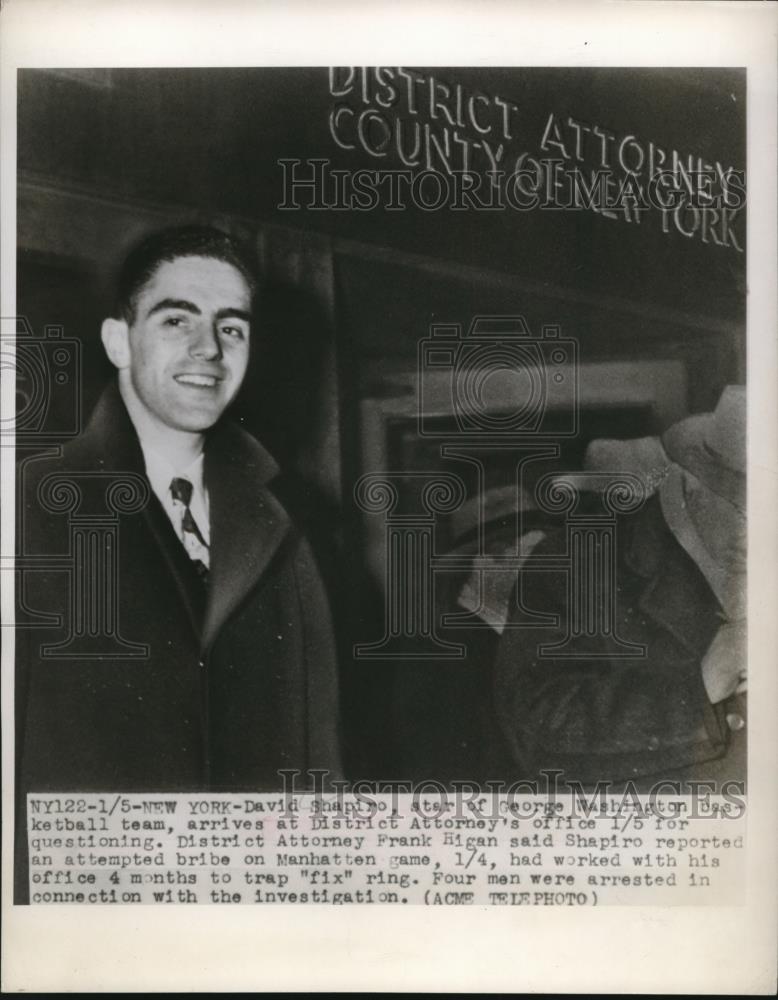 1949 Press Photo Basketbal star David Shapiro arrives at district attorney - Historic Images