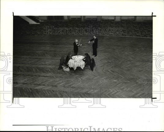1990 Press Photo Terry Moir & Mark Cheplowitz serenaded by Nate Simon & Veres - Historic Images