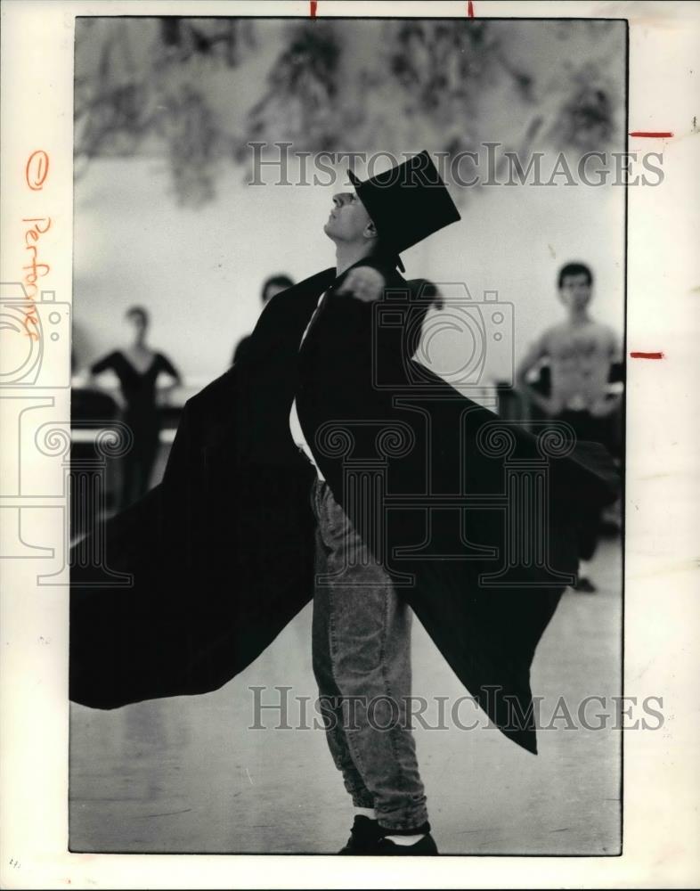 1990 Press Photo Dennis Nahat rehearses Rudolf Nuryev&#39;s The Coat - Historic Images