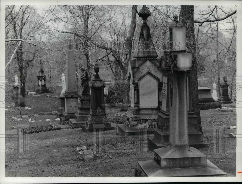 1977 Press Photo Elaborate grave markers give way to simple, flat-on-the-ground - Historic Images