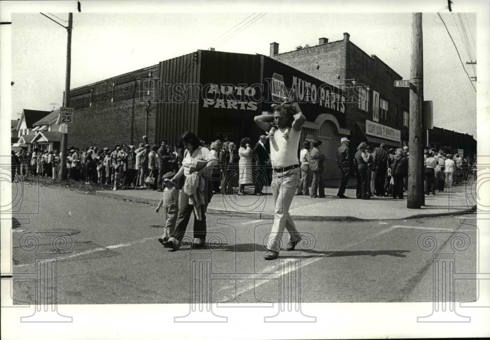 1982 Press Photo Lineup for cheese goes around W. 128 & Lorain - Historic Images
