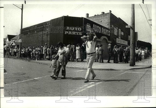 1982 Press Photo Lineup for cheese goes around W. 128 & Lorain - Historic Images
