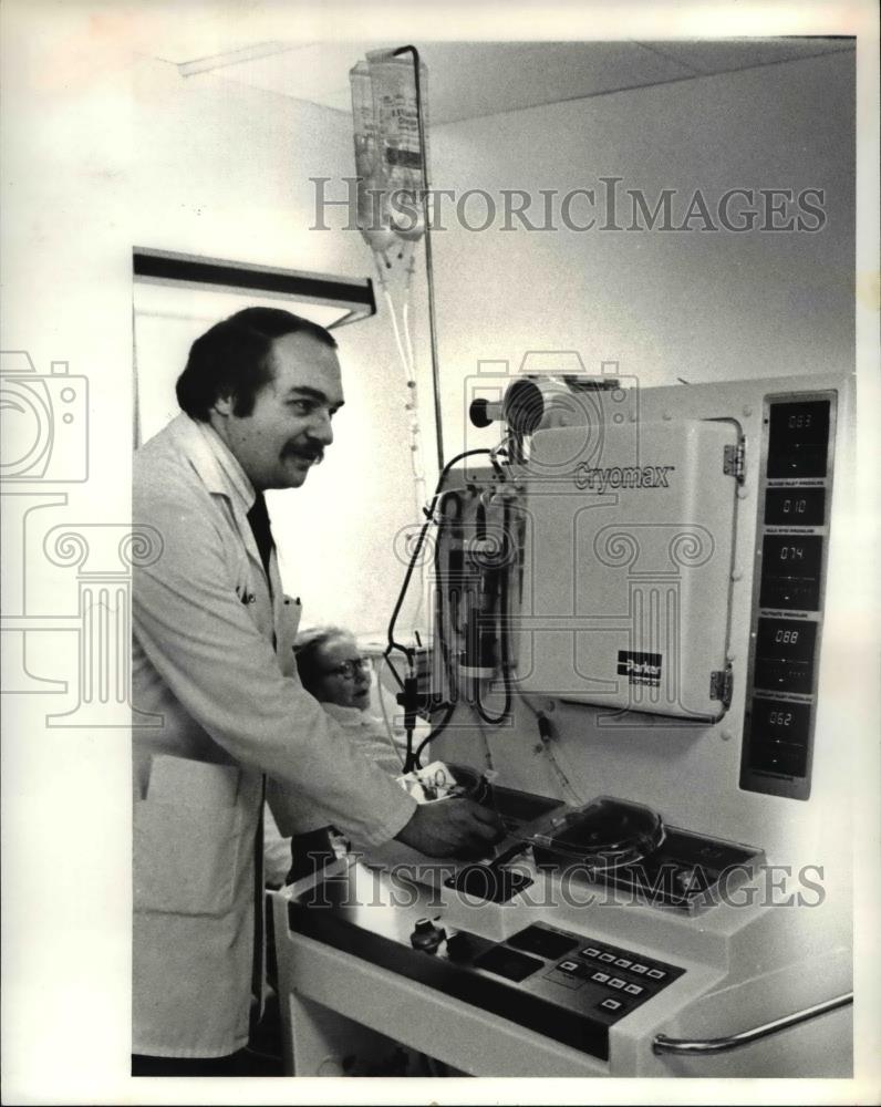 1981 Press Photo The Plasma Cleaning machine - Historic Images