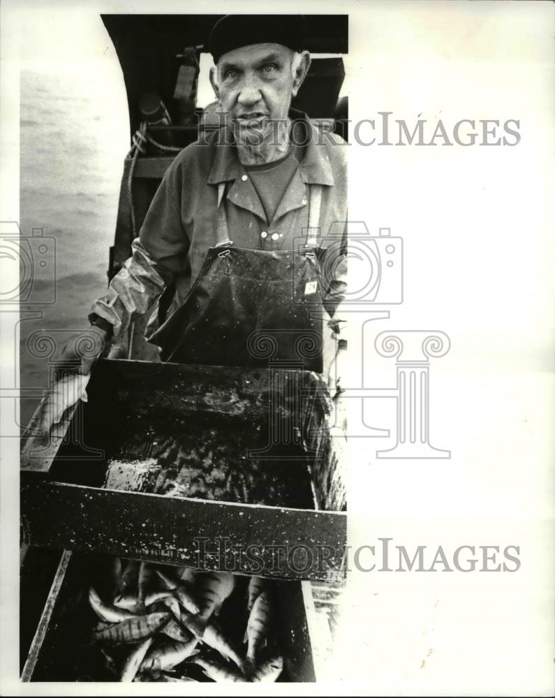 1982 Press Photo Donald LaCourse in fishing commercial - Historic Images