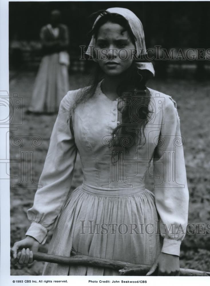1993 Press Photo Halle Berry in Queen - cvp72299 - Historic Images
