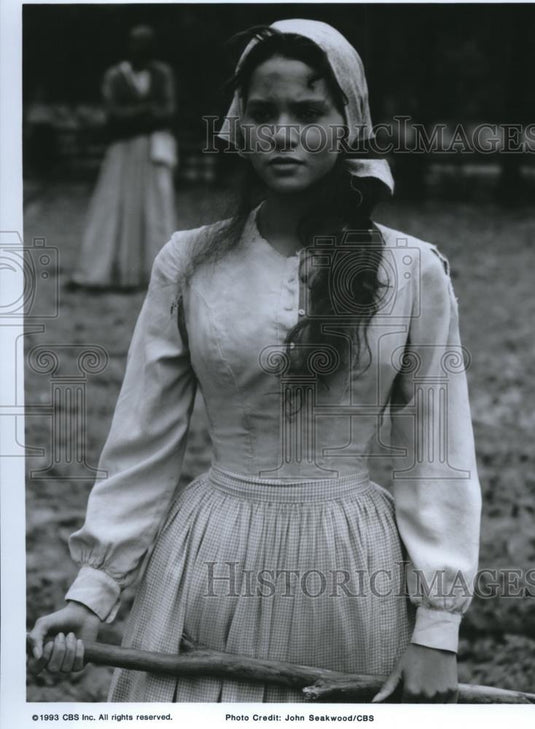 1993 Press Photo Halle Berry in Queen - cvp72299 - Historic Images