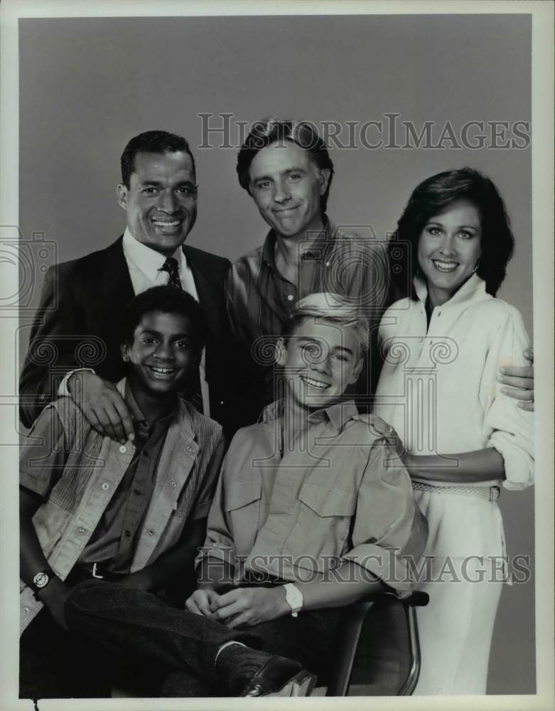 1985 Press Photo Ricky Schroder, Erin Gray & Cast of Silver Spoons - Historic Images