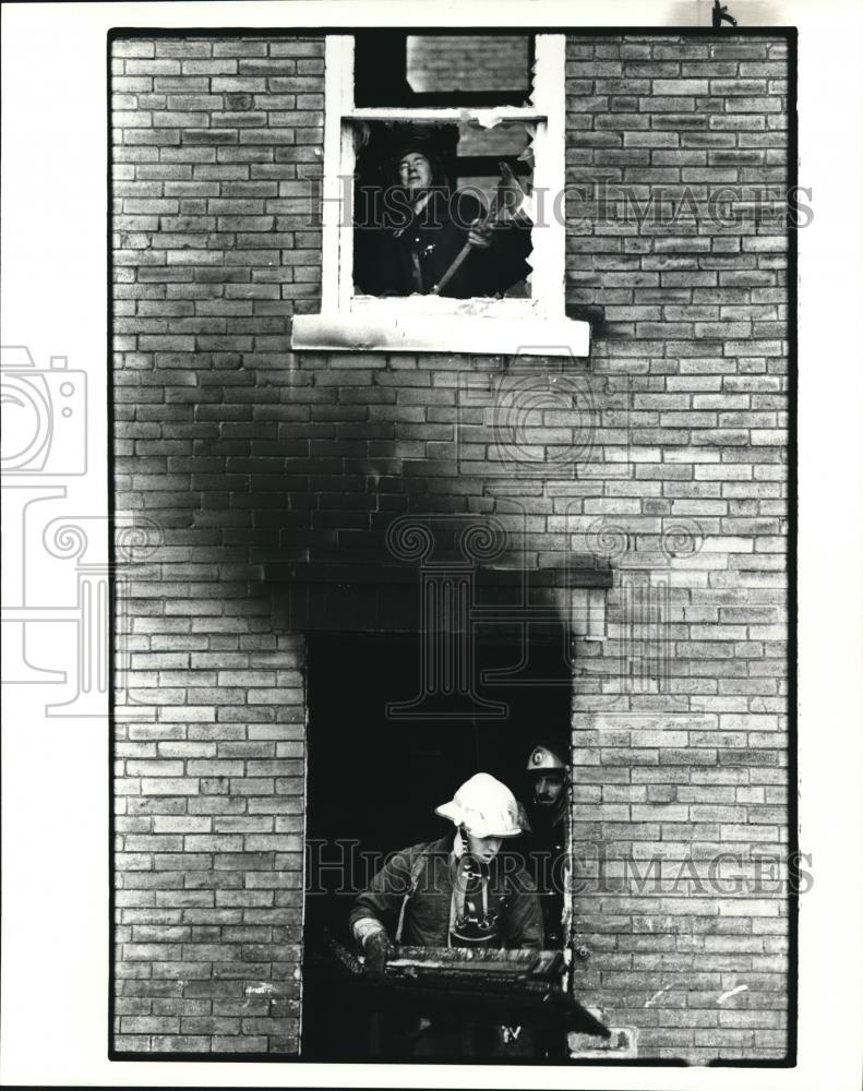 1982 Press Photo Cleveland firefighters putting out fire in an apartment - Historic Images