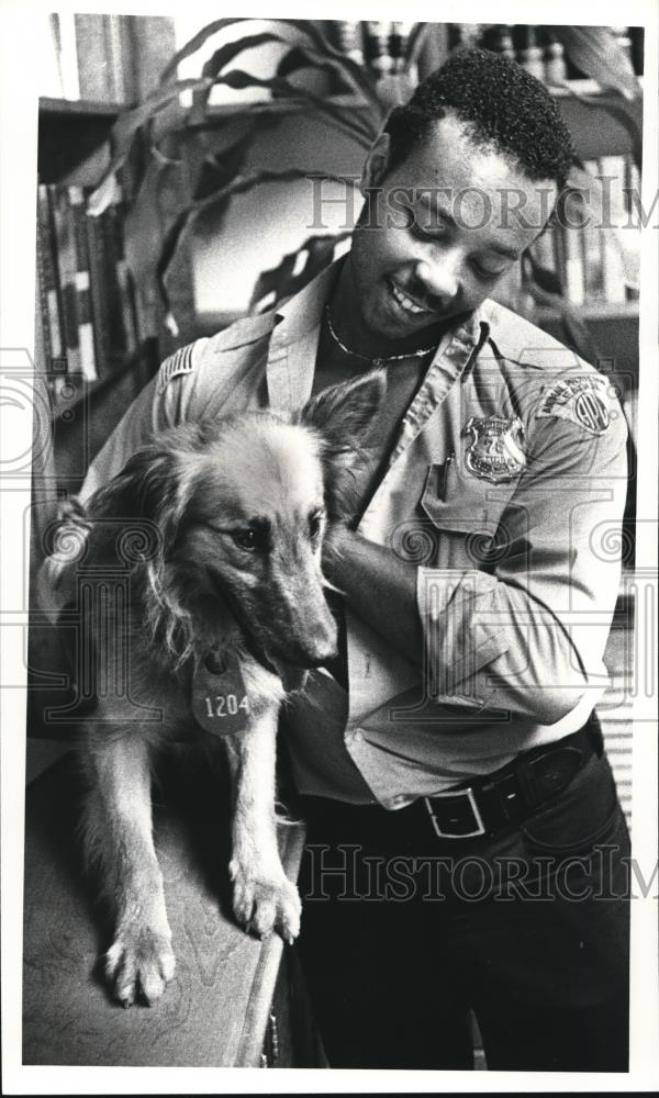 1980 Press Photo APL Deputy Brian Abrams and dog in tree, rescued - Historic Images