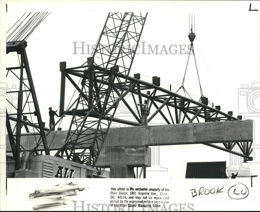 1989 Press Photo Iron workers from Kilroy Steel Erectorsset the last of three - Historic Images