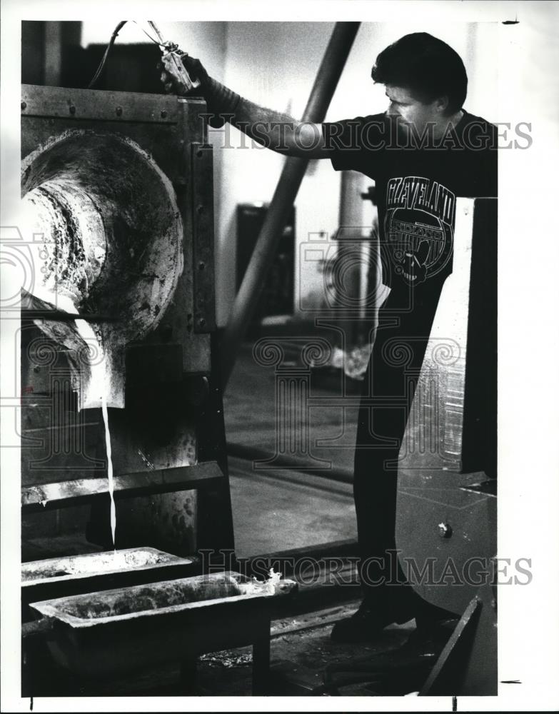 1980 Press Photo John Baker, Cimcast Corporatiocast manager of plant operation - Historic Images