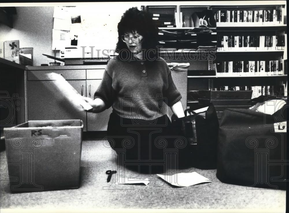 1990 Press Photo Library worker Brenda Bergsrund on books for Alaska Bush - Historic Images