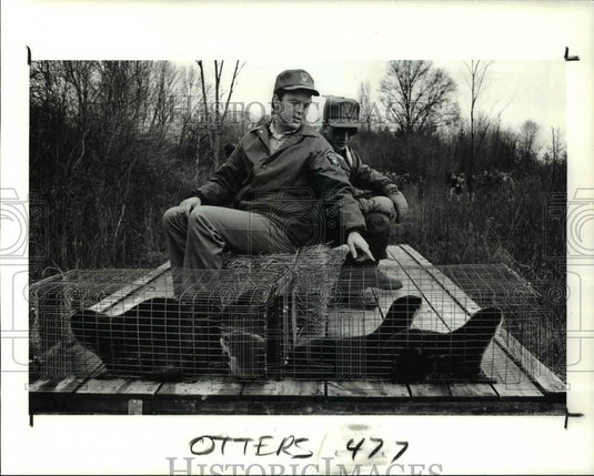 1990 Press Photo Wild Life Managers, Gary Hoskins and Tom Donnelly - Historic Images