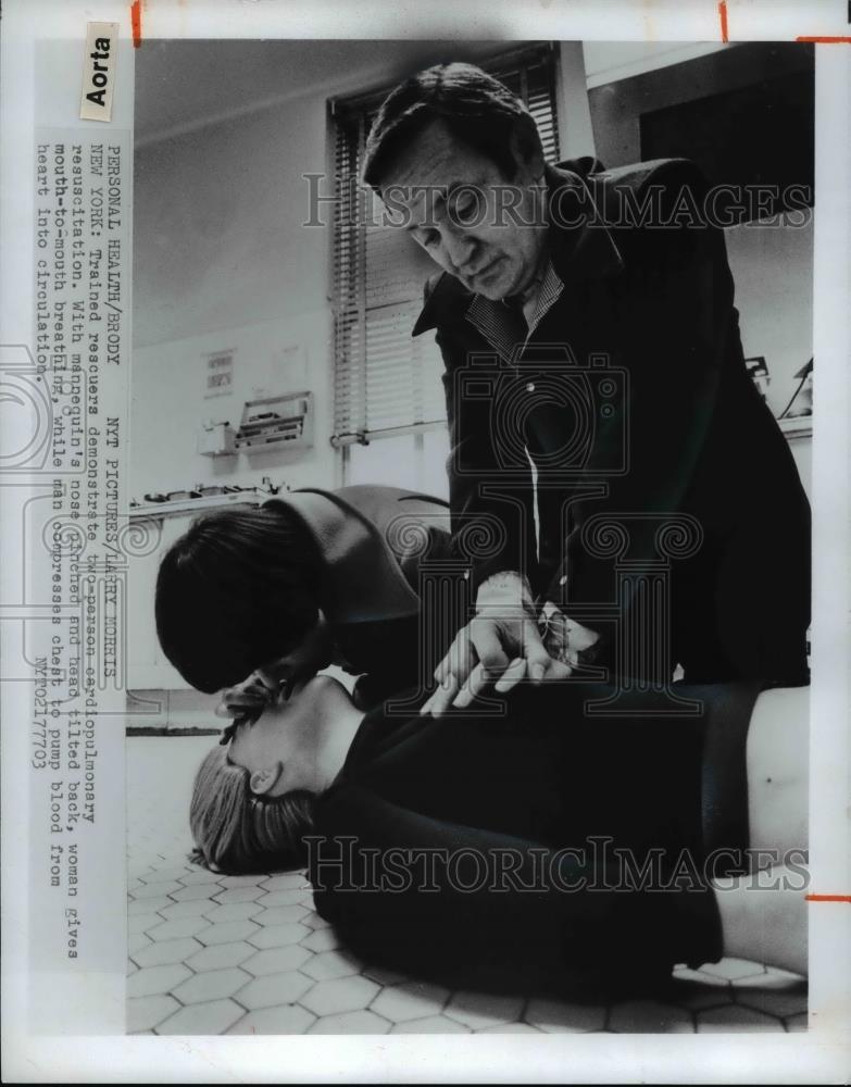 1977 Press Photo Trained rescuers demonstrates cardiopulmonary resuscitation - Historic Images