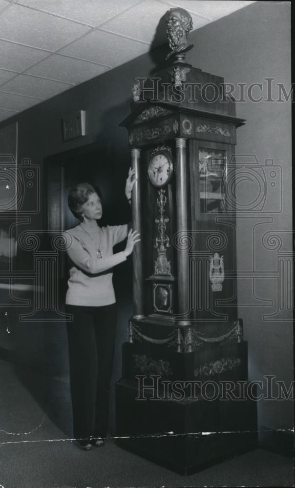 1977 Press Photo Mrs. Thelma McCann with the Grandfathers clock at the museum - Historic Images