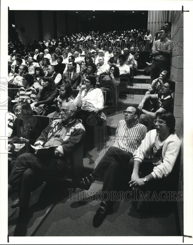 1990 Press Photo Part of the crowd of 800 who gathered at the Strongsville High - Historic Images