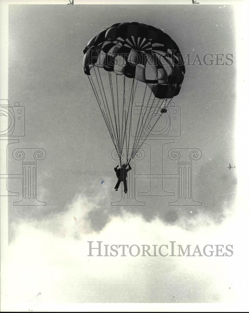 1982 Press Photo The jumper with the military chute - Historic Images