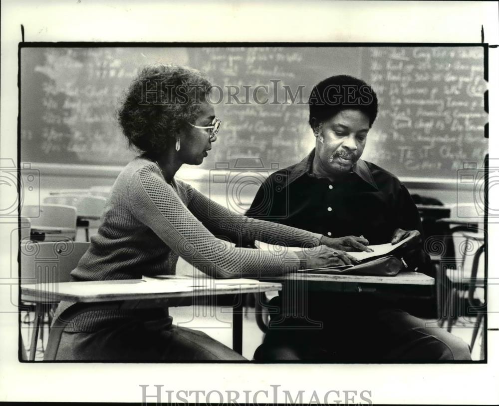 1985 Press Photo Shaves Browning of Cleveland and tutor at Jane Adams HS - Historic Images