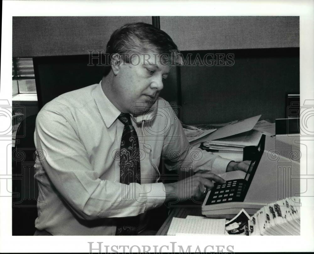 1991 Press Photo Rollie E Woods, IRS Exec demonstrating new telephone tax return - Historic Images