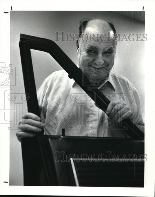 1987 Press Photo Calvin Wight and door-locking invention - 492 - Historic Images