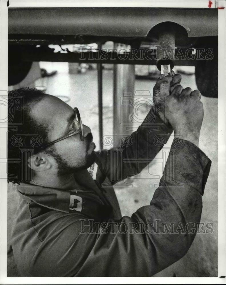 1989 Press Photo Harvey Rice Prepares for AIM test - Historic Images