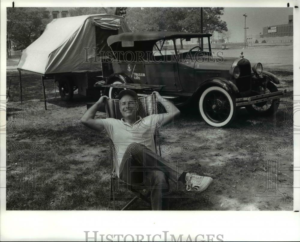 1988 Press Photo David Woodworth and his Ford camper - Historic Images