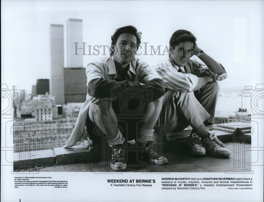 1989 Press Photo Andrew McCarthy & Jonathan Silverman in Weekend at Bernie's - Historic Images