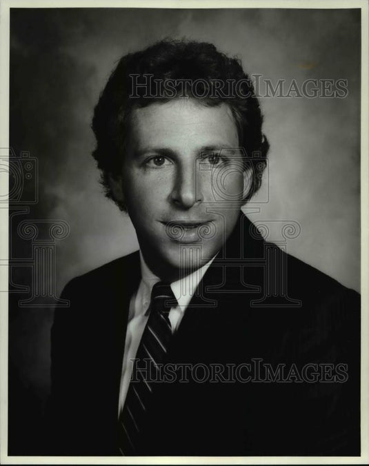1982 Press Photo John F Knapp of The Jonethis Organization Akron - Historic Images