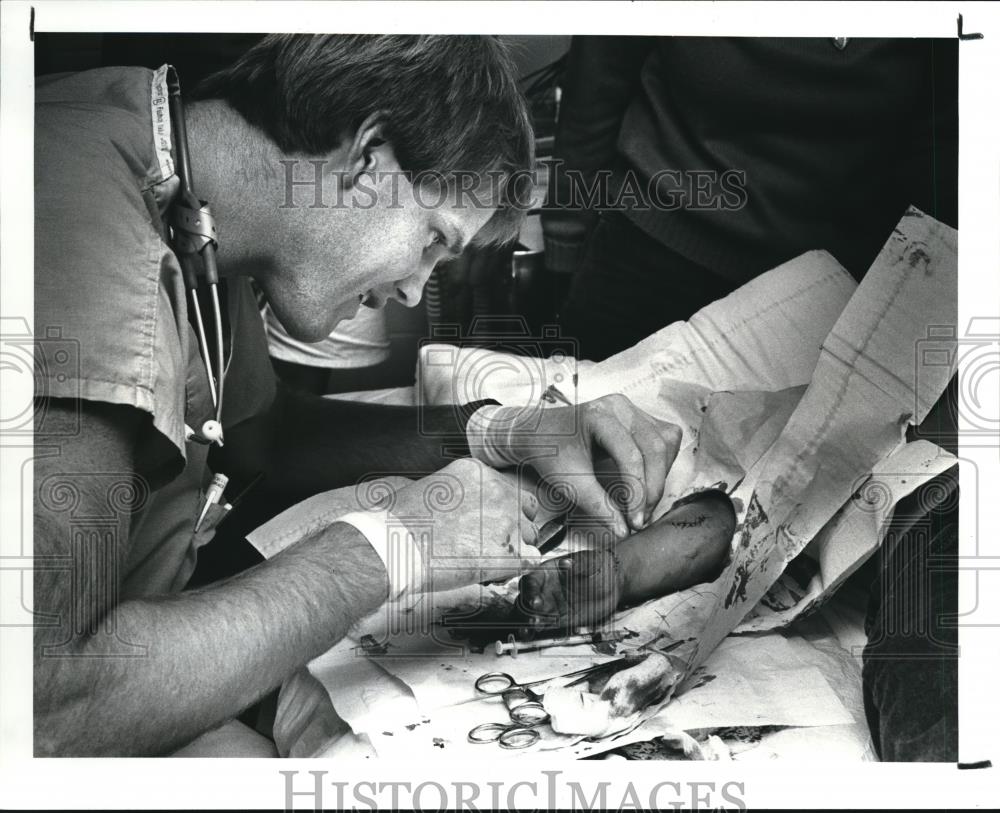 1987 Press Photo Metro General trauma center surgical resident Harry Reynolds - Historic Images